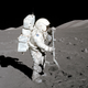 El astronauta Harrison H. Schmitt recolectando muestras de regolito durante la misión Apolo 17. Foto: NASA